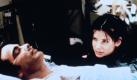 Auch Sandra Bullock ist immer wieder für Liebeskomödien gut. In Während du schliefst aus dem Jahr 1995 verguckt sie sich als Ticketverkäuferin Lucy auf dem Bahnsteig in den gutaussehenden Geschäftsmann Peter (Peter Gallagher) und rettet ihm unverhofft das Leben. Im Krankenhaus, in dem Peter im Koma liegt, hält sie seine Familie für die Verlobte und schließt sie sofort ins Herz. Doch das Unheil nimmt seinen Lauf, als sich Peters Bruder Jack in Lucy verliebt. Foto: ddp images