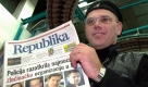 ** FILE ** This Dec. 3, 2000 file photo shows Ivo Pukanic, editor-in-chief of the new Croatian daily Republika, holding a copy of the first edition as newspapers come off the press in Zagreb, Croatia. Croatian media are reporting that the prominent Croatian journalist and a colleague have been killed by a bomb planted under his car in downtown Zagreb Thursday evening, Oct. 23, 2008. (AP Photo/Darko Bandic) Foto: ap