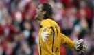 Simon Jentzsch (FC Augsburg): Der Torhüter kam im Sommer 2009 vom VfL Wolfsburg nach Augsburg und hatte eine schwere Zeit hinter sich. 1 1/2 Jahre kein Einsatz, Einzeltraining, um fit zu bleiben. «Beim FC Augsburg spielte er sich durch ausgezeichnete Leistungen und als Teil der Aufstiegsmannschaft in die Herzen der Fans», sagt Augsburgs Pressesprecher Dominik Schmitz. Von allen Augsburgern zeigt Jentzsch die konstant beste Leistung. Indem der 1,96-Mann noch einmal bis Mitte 2013 verlängerte, demonstrierte er seine Verbundenheit zum Verein. Die Fans danken es ihm mit besonderer Zuneigung. Foto: dpa