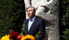 Der Regierende Bürgermeister von Berlin, Klaus Wowereit (SPD), spricht am Mahnmal für die Opfer des Volksaufstandes auf dem Friedhof Seestraße in Berlin-Wedding während einer der Gedenkveranstaltung der Bundesregierung zum 58. Jahrestag der Volkserhebung vom 17. Juni 1953. Wir verneigen uns vor den Opfern des 17. Juni, sagte Wowereit. Es gebe keinen Grund, die grausame Niederschlagung des Volksaufstandes zu vergessen, sondern es müsse noch unendlich viel aufgearbeitet werden. Zugleich mahnte der Bundesinnenminister Hans-Peter Friedrich (CSU), so etwas dürfe nie wieder passieren. Foto: dapd