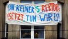 Mit einem Transparent machen 25 Studenten der Hochschule für Technik, Wirtschaft und Kultur (HTWK) in Leipzig auf die Besetzung des Rektorats bis Donnerstagmorgen aufmerksam. Mit der Aktion fordern sie die Amtseinführung und das Ende des Streits um die gewählte Rektorin Lieckfeldt. Das Wissenschaftsministerium hatte dieser den Posten wegen des Rückfallrisikos nach ihrer Krebserkrankung verweigert. Nun soll geprüft werden, ob Lieckfeldt übernommen werden kann. Foto: dpa
