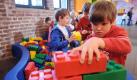 Im Legoland Dänemark hat man es gern «hygge» - gemütlich eben. Es gibt kaum Arbeitslosigkeit, wenig Kriminalität und die Grundstimmung ist entspannt. Viele Leute lassen ihre Haustüren offen, und das Grundvertrauen ist so groß, dass Eltern ihre Kinder, wenn sie ins Café gehen, im Wagen draußen vor dem Fenster stehen lassen. Da kommt man als Deutsche schnell paranoid und unentspannt rüber. Foto: dpa