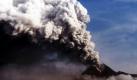 Er gibt einfach keine Ruhe. Auch zu Wochenbeginn spuckt der Vulkan Merapi in Indonesien wieder Asche und Lava. Fast 280.000 Menschen, die normalerweise an den fruchtbaren Hängen des Merapi leben, halten sich derzeit in Notunterkünften auf. Unterdessen stieg die Zahl der Todesopfer nach den jüngsten Eruptionen auf mindestens 141 an, nachdem Rettungskräfte weitere Leichen entdeckt hatten.  Foto: dapd