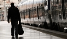 In Frankreich hat ein unbefristeter Bahnstreik begonnen. Viele Reisende mussten auf andere Reisemöglichkeiten zurückgreifen, wie dieser Mann auf dem Bahnsteig in Marseille. Foto: ap
