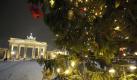 Schnee fällt an Heiligabend in Berlin vor dem Brandenburger Tor. Dort wird man weiter auf tolles Winterwetter hoffen:Am 31. Dezember steigt vor dem Brandenburger Tor eine große Silvesterfeier. Foto: dapd