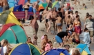 Am Strand, wie hier im Hochsommer an der Ostsee, kann es auch ganz schön eng werden, wenn sich die Menschen wie die sprichwörtlichen Sardinen in der Büchse in der Sonne aalen. Foto: dpa
