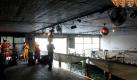 Nach dem Sonnenbad an einem von Berlins zahlreichen Stränden kann man in der Bar 25 so richtig abtanzen - bis zum frühen Sonntagnachmittag. Oft gibt es dort auch Livemusik. Foto: srt/ Bar 25