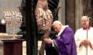RCHIV - Papst Johannes Paul II. umarmt im Petersdom in Vatikanstadt das Kruzifix (Archivfoto vom 12.03.2000). Als erster Papst der Geschichte hat Johannes Paul II. ein umfassendes Schuldbekenntnis (Mea Culpa) für die Sünden der Kirche abgelegt. In einem historischen Akt beklagte er die Leiden der Juden sowie Gewalt gegen Andersgläubige in der 2000-jährigen Kirchengeschichte. Jahrelang hatte der Papst auf das Schuldbekenntnis gedrungen und es gegen erhebliche innerkirchliche Kritik schließlich durchgesetzt. Zehn Jahre später hallt dieses erste umfassende «Mea Culpa» eines Papstes noch nach. Von manchen die «Beichte der katholischen Kirche» genannt, errichtete Johannes Paul damit einen Meilenstein seines Pontifikats. EPA/Brambatti (zu Korr: 'Historisches «Mea culpa» des Karol Wojtyla' vom 04.03.2010) +++(c) dpa - Bildfunk+++ Foto: dpa