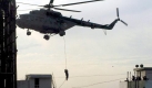 Aus einem Hubschrauber der Nationalgarde werden Soldaten auf das Dach des Nariman-Hauses abgeseilt. Aus dem von den Terroristen besetzen Haus können so fast 100 Menschen gerettet werden. Foto: dpa