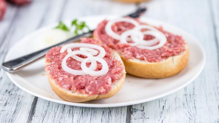 Ein Professor warnt verschiedene Risikogruppen vor dem Verzehr rohen Schweinefleisches, etwa auf Mettbrötchen.