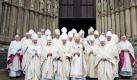 Bischöfe und hohe Geistliche aus neun Nationen posieren nach einem Gottesdienst zur 1000-Jahr-Feier des Doms in Bamberg. Foto: David Ebener  Foto: dpa