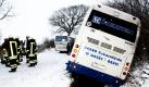 Ein Linienbus liegt bei Barkelsby in der Nähe von Eckernförde in einem Graben. Das Fahrzeug kam wegen Schneeglätte von der Straße ab. Dabei wurde eine ältere Frau leicht verletzt.  Foto: dpa