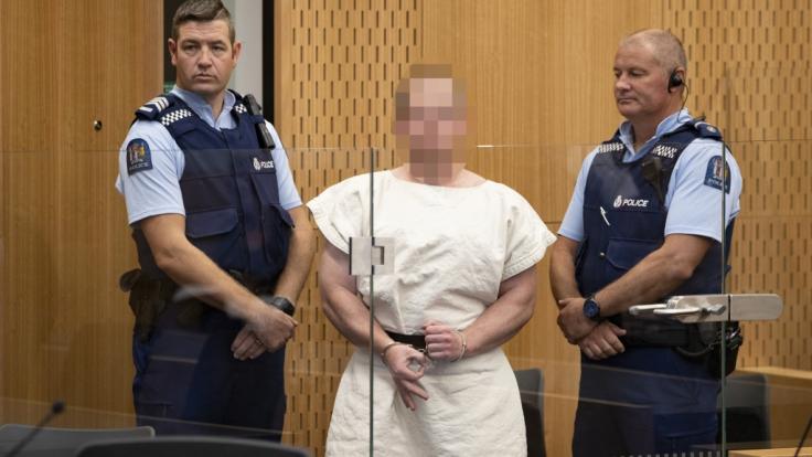 Zu dem Gerichtstermin wurde der Täter in Handschellen und weißer Häftlingskleidung vorgeführt.
