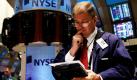 Der Börsen-Händler David Williams grübelt an der New Yorker Börse über seinen Unterlagen. Die Aktien sind kürzlich gefallen, weil sich für Investoren vor dem Hintergrund neuer Ökonomie- und Arbeitsmarkt-Daten eher ein gemischtes Bild der Wirtschaft ergibt. Foto: ap