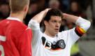 Michael Ballack: Der Capitano verpasst seine wohl letzte Weltmeisterschaft. Ein Riss desSyndesmosebandes nach dem rüden Foul von Kevin-Prince Boateng macht eine Teilnahme des 33-Jährigen unmöglich. Es ist bereits der dritte verletzungsbedingte Ausfall bei der deutschen Nationalmannschaft vor der WM in Südafrika. Foto: dpa