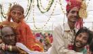 Braut und Bräutigam werden von ihren Verwandten durch die Menge getragen - das Teremoniell ist Teil einer Massenhochzeit mit etwa 100 Paaren im indischen Ahmadabad. An diesem Sonntag ist Akshay Tritiya, an dem gläubige Hindus bevorzugt heiraten und Gold kaufen. Foto: ap