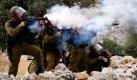 Israelische Soldaten feuern Tränengas auf palästinensische Demonstranten im Westjordanland. Die Demontranten protestieren gegen die Errichtung einer Mauer, die das Westjordanland im Osten Jerusalems von Israel abtrennt. Foto: ap