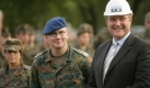 Verteidigungsminister Franz-Josef Jung (CDU) hat sich mit seiner zurückhaltenden Informationspolitik zum Afghanistan-Einsatz der Bundeswehr keine Freunde gemacht. In Berlin wird gemunkelt, dass der jetzige Bundeswirtschaftsminister Karl-Theodor zu Guttenberg (CSU) gerne Verteidigungsminister werden würde. Foto: dpa
