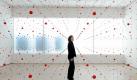 Im Raster hängen geblieben scheint diese Besucherin des Kunstmuseum Stuttgart. Dabei betrachtet sie lediglich die Installation 'mitten' von Katharina Hinsberg. Foto: Bernd Weißbrod Foto: dpa