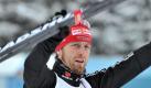 Axel Teichmann jubelt im Ziel nach seinem Sieg im 15 Kilometer-Verfolgungs-Rennen der Tour de Ski. Foto: Hendrik Schmidt Foto: dpa