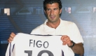 Die mit Abstand brisanteste Rivalität in Spanien besteht zwischen dem FC Barcelona und Real Madrid. Trotzdem hatte Barcelonas portugiesischer Publikumsliebling Luis Figo nichts besseres zu tun, als just zu Real Madrid zu wechseln. Dafür wurde er von den Hauptstädtern fürstlich entlohnt, aber auch von Barcelona-Fans mit einem Schweinekopf und ähnlich unappetitlichen Dingen beworfen.  Foto: dpa