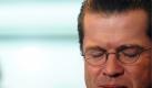 Verteidigungsminister Karl Theodor zu Guttenberg (CSU) wartet im Bundeskanzleramt in Berlin auf die Kabinettssitzung. Danach steht der Minister dem Verteidigungsausschuss Rede und Antwort zu den festgestellten Missständen in der Bundeswehr. Foto: dapd