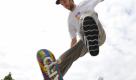 Ein Skateboarder versucht am Mittwoch (28.07.2010) auf einem Skateplatz in München (Oberbayern) einen Sprung mit dem Namen 'Half Cab Heelflip'. Trotz leichter Bewölkung treibt es die Menschen in Bayern ins Freie. Foto: Marc Müller dpa/lby +++(c) dpa - Bildfunk+++ Foto: dpa
