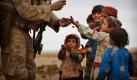 Ein amerikanischer Soldat verteilt Süßigkeiten an Kinder in Khan Neshin, Afghanistan. Foto: ap