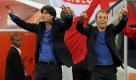 Wie bei der WM2006 mit Jürgen Klinsmann läuft Jogi Löw auch in Südafrika mit seinem Co-Trainer Hans-Dieter Flick im gleichen Outfit auf. Foto: dpa