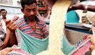 Ein Einwohner Bangladeshs kauft subventionierten Reis auf einem freien offenen Wochenmarkt in Sutrapur. Der Preis für ein Kilogramm Reis beträgt hier 0.24 Euro, was auch für die Ärmsten des Landes noch bezahlbar ist. Der Einzelhandelspreis für ein Kilogramm Reis liegt dagegen bei 0.35 Euro. Foto: dpa