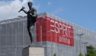 9 Esprit-Arena - Düsseldorf (51.500) - Fortuna Düsseldorf 
Die Esprit-Multifunktionsarena, aufgenommen am Dienstag (14.07.2009) mit ihrem neuen Namen 'ESPRIT' in Düsselorf. Vorn im Bild die Skulptur 'Der Blitzeschleuderer' von Hubert Netzer. Das in Ratingen bei Düsseldorf ansässige Modeunternehmen Esprit ist seit dem 1.Juli 2009 neuer Namensgeber der Arena. Der Vertrag mit dem bisherigen Sponsor LTU war im Sommer ausgelaufen. Das 51 500 Zuschauer fassende Stadion hat ein Hotel mit 288 Betten und ist seit 2005 die Heimspielstätte des jetzigen Fußball-Zweitligisten Fortuna Düsseldorf. Foto: Horst Ossinger dpa/lnw +++(c) dpa - Bildfunk+++ Foto: dpa