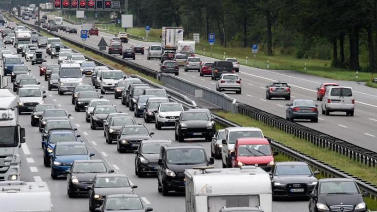 In den kommenden Wochen müssen Autofahrer vielerorts mit vollen Autobahnen rechnen: Die Sommerferien beginnen.