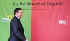 Stuttgart, Baden-Württemberg. Der scheidende Landesvorsitzende und Ministerpräsident von Baden-Württemberg, Stefan Mappus (CDU), geht im Landtag auf dem Weg zu einer Pressekonferenz an einem Banner der Parteien Bündnis 90/ Die Grünen und der SPD vorbei, das die Aufschrift Der Politikwechsel beginnt trägt. Thomas Strobl, Generalsekretär der CDU Baden-Württemberg, kandidiert nun offiziell für den Vorsitz der CDU-Landespartei, erklärten Mappus und Strobl. Foto: dapd