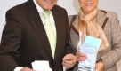 Der CSU Vorsitzende Erwin Huber, links und seine Frau Helma geben am Sonntag, 28. September 2008 in Reisbach ihre Wahlzettel fuer die bayerische Landtagswahl ab. (AP Photo/Uwe Lein) ---Erwin Huber, left, chairman of Germany's Christian Social Union (CSU) and his wife Helma cast their ballots for the Bavarian state parliamentary election in his hometown Reisbach,southern Germany on Sunday, Sept. 28, 2008. (AP Photo/Uwe Lein) Foto: ap