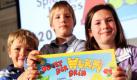 Nikolai (links), Artur und Antonia präsentieren in Hamburg das Kinderspiel Da ist der Wurm drin. Das Spiel wurde am Montag zum Kinderspiel des Jahres 2011 gewählt. Foto: dpa