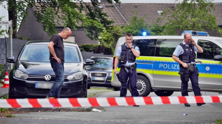 Polizeibeamte untersuchen den Tatort in Siegen.