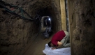 Ein Palästinenser betet in einem Schmugglertunnel zwischen Gaza und Ägypten bei Rafah. Foto: ap