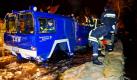 Einsatzkräfte von Feuerwehr und Technischem Hilfswerk (THW) beeilen sich am frühen Morgen, einen Wall aus Sandsäcken zum Schutz vor dem Hochwasser der Oder im brandenburgischen Hohenwutzen zu errichten. Am deutsch-polnischen Grenzfluss gilt teilweise die höchste Alarmstufe 4. Der Grund: Treibeis hat sich auf der Oder versetzt und lässt den Pegel langsam ansteigen. Foto: dpa