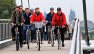 Dresdens Oberbürgermeisterin Helma Orosz (Mitte, CDU) fährt mit gutem Beispiel voran und überquert in der Elbestadt die frisch übergebene Molenbrücke für Fahrradfahrer und Fußgänger. Die Schrägseilbrücke mit einem 34 Meter hohen Pylon ist 80 Meter lang. Seit November 2009 entstand für 2,6 Millionen Euro ein 670 Meter langer Abschnitt des Elbradweges.  Foto: dpa