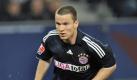 ARCHIV - Mittelfeldspieler Alexander Baumjohann von Bayern München in Aktion während eines Testspiels gegen Red Bull Salzburg am10.07.2009 in der Red Bull Arena in Salzburg (Österreich). Nach nur einem halben Jahr beim FC Bayern München wechselt Alexander Baumjohann zum FC Schalke 04. Der deutsche Rekordmeister teilte am Sonntag (03.01.2010) mit, dass er sich mit Schalke-Trainer Magath am Vorabend auf einen Transfer des 22 Jahre alten Mittelfeldspielers geeinigt habe. Über die Ablösesumme für Baumjohann, der in München noch einen Vertrag bis zum 30. Juni 2012 hatte, sei von beiden Clubs Stillschweigen vereinbart worden. Foto: Andreas Gebert dpa +++(c) dpa - Bildfunk+++ Foto: dpa