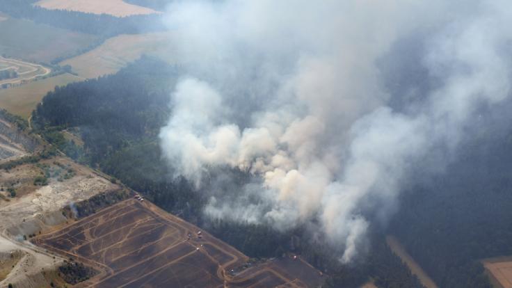 Ein Waldbrand im Weimarer Land ist auf einer Aufnahme aus einem Polizeihubschrauber zu sehen. Die lang anhaltende Hitze hat die Waldbrandgefahr in Thüringen deutlich ansteigen lassen.
