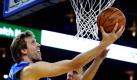 Die Dallas Mavericks um Superstar Dirk Nowitzki konnten bei den Golden State Warriors einen 112:106 Auswärtserfolg verbuchen. Nowitzki erzielte dabei mit 34 Punkten und 13 Rebounds sein drittes Double-Double in Folge. Die Mavericks halten mit dem Sieg Anschluss an die zweitplatzierten Los Angeles Lakers. Foto: dapd