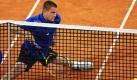 Der Russe Michail Juschni rutscht in Hamburg im Spiel gegen den Kroaten Cilic ans Netz. Bis zum 24. Juli kämpfen die Tennis-Profis um den Sieg beim ATP World Tour Turnier am Rothenbaum. Foto: dpa