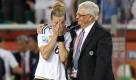 Der Schlusspfiff ertönte und die Tränen liefen. DFB-Präsident Theo Zwanziger hatte alle Hände voll zu tun, um die deutschen Fußballfrauen zu trösten. Hier nimmt er Simone Laudehr in den Arm. Foto: dapd