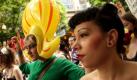 Die 25-jährige Colleen Zickler (links) hat sich gemeinsam mit Hunderten von Frauen in einen Protestmarsch eingereiht, der vom Capitol Hill zum Westlake Center in Seattle führt. Der SlutWalk (Nutten-Marsch) gehört zu mehreren internationalen Aktionen in diesem Jahr und ist eine Reaktion auf einen Polizeibeamten in Toronto, der jungen Frauen riet, sich nicht wie Huren zu kleiden, um Vergewaltigungen zu vermeiden. Foto: dapd