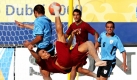 Der Portugiese Belchior macht einen Fallrückzieher beim Spiel gegen Uruguay. Das Zusammentreffen findet im Rahmen der Beach-Soccer-Weltmeisterschaft in Dubai statt. Foto: ap