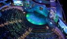 Das Open-Air-Aqua-Theater verfügt über einen fünf Meter tiefen Pool und bis zu 18 Meter hohe Sprungtürme. In dem Pool als Bühne zeigen Turmspring-Akrobaten wie auch Wasserballett-Tänzerinnen ihr atemberaubendes Können. Foto: Franz Neumeier/srt