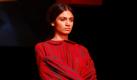 Viel Bewegungsfreiheit hat das Model, das ein Stück aus der Kollektion des Modemachers Kallol Datta auf der Lakme Fashion Week in Mumbai präsentiert wohl nicht. 79 Designer präsentieren sich auf der Modewoche, die bis Dienstag andauert. Foto: dpa