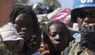 Haitianer warten in Leogane auf die Ausgabe von Nahrungsmitteln. Foto: dpa