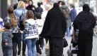 Damit kommt manch einer nicht klar. Vor allem, wenn die Zuwanderer im Straßenbild so unübersehbar sind wie diese Musliminnen, die mit ihren langen Gewändern den Körper verhüllen. Foto: dpa